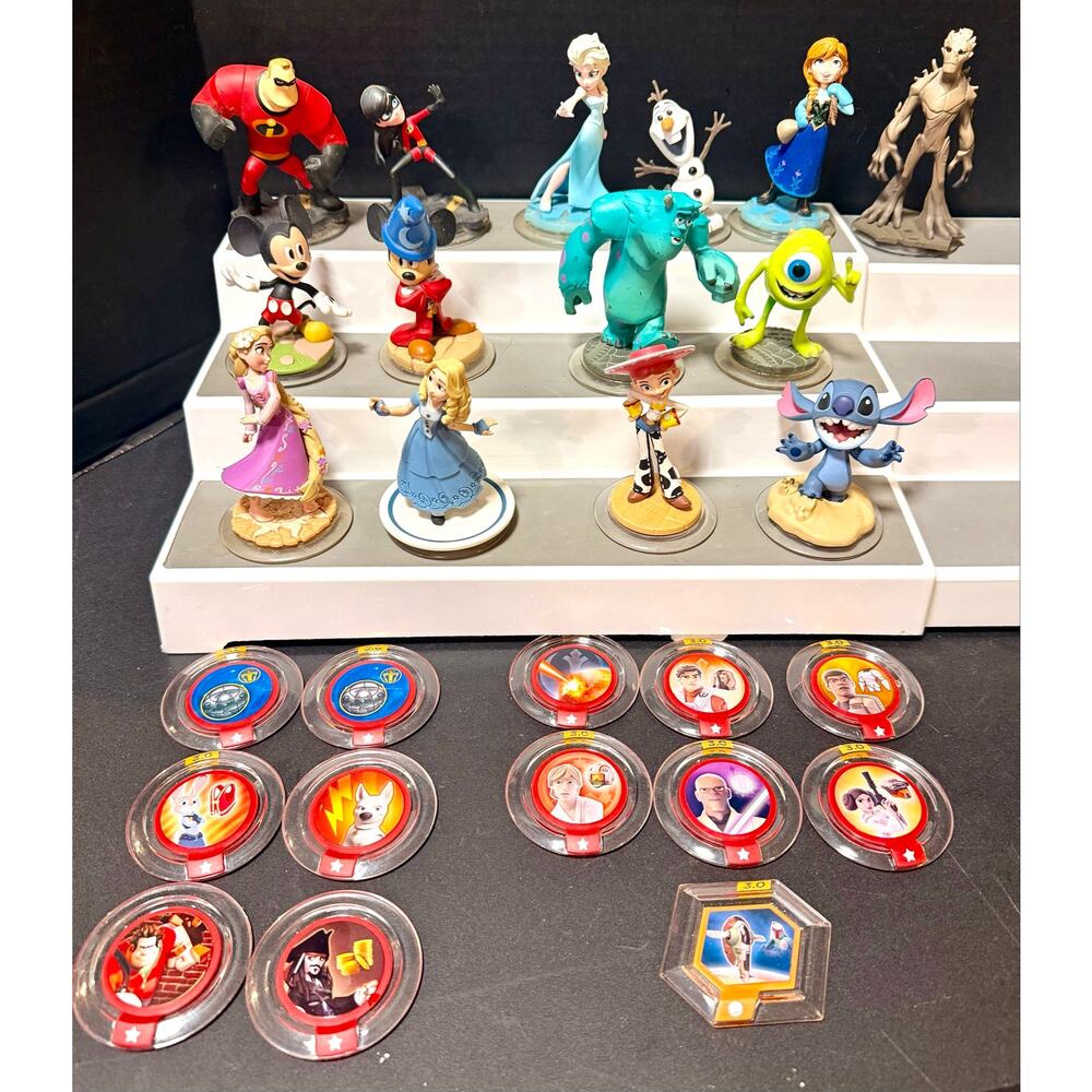 Disney Infinity 14 figures & 13 power up discs